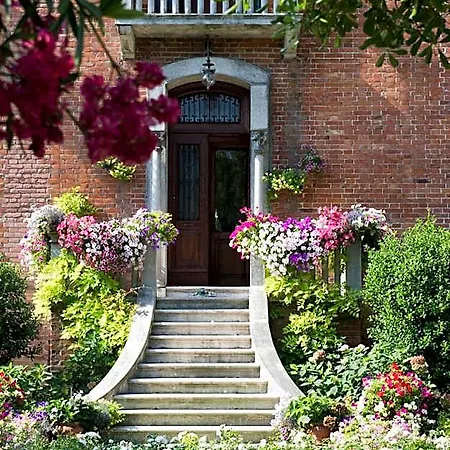 Ines Bed and Breakfast 4*